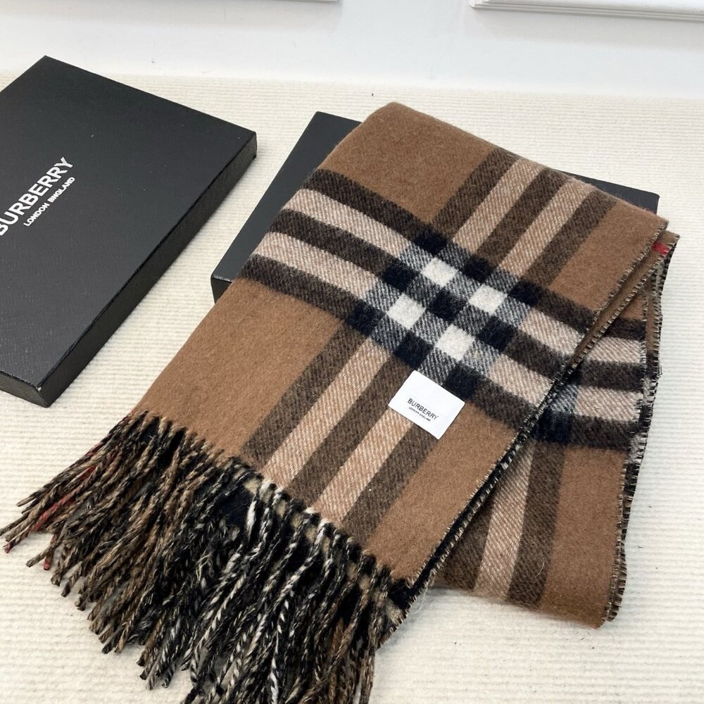 ✨✨Burberry scarf ✨✨
